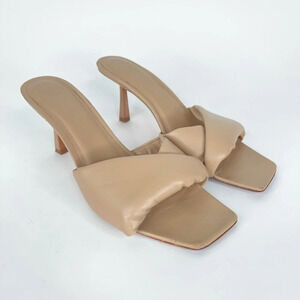 Studio Amelia Heels Twist Front Beige Puffy Neutral Leather Square Toe Size 7
